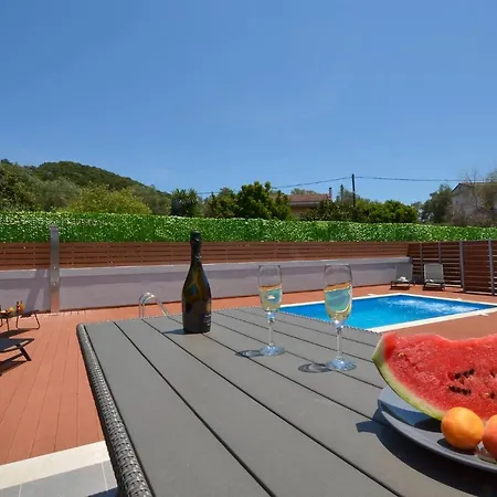 Ventus Sleeps 7 With Parking Villa