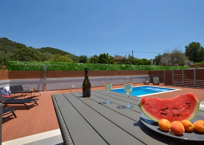 Ventus Sleeps 7 With Parking Villa